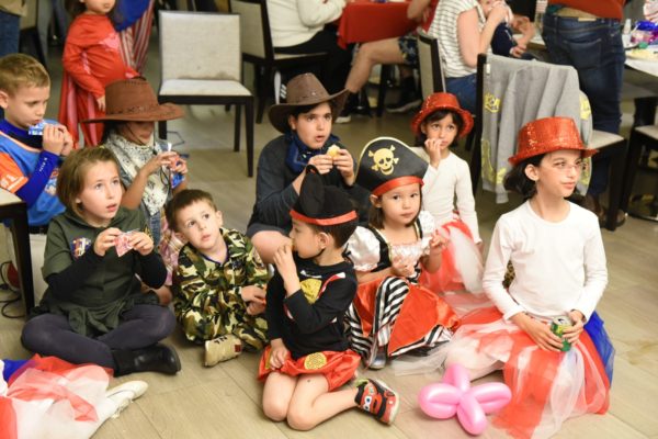 kids-on-floor-eating