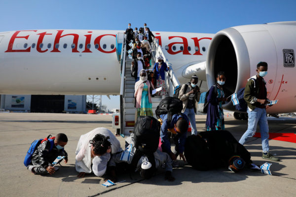 New-immigrants-arrival-flight-from-Ethiopia-1000x667