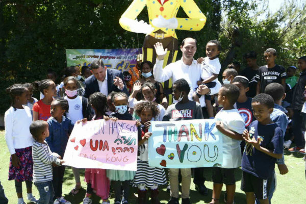 shmulik-with-ethiopian-children-1283x1080