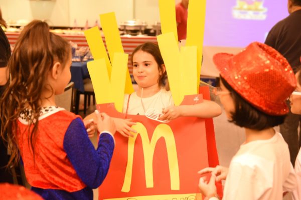 girl-mcdonalds-french-fries