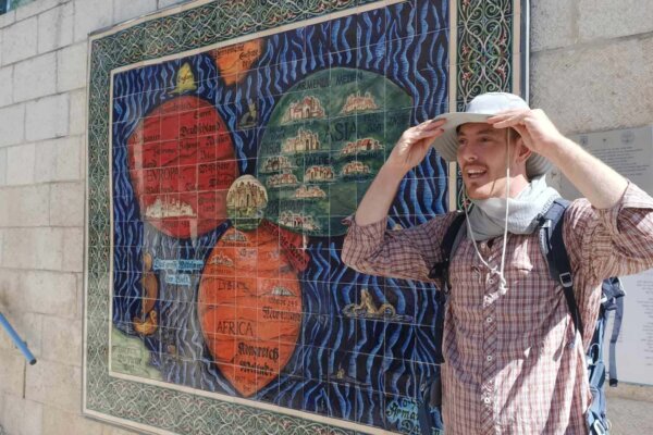 導遊Ben在講顯示耶路撒冷是世界中心的地圖