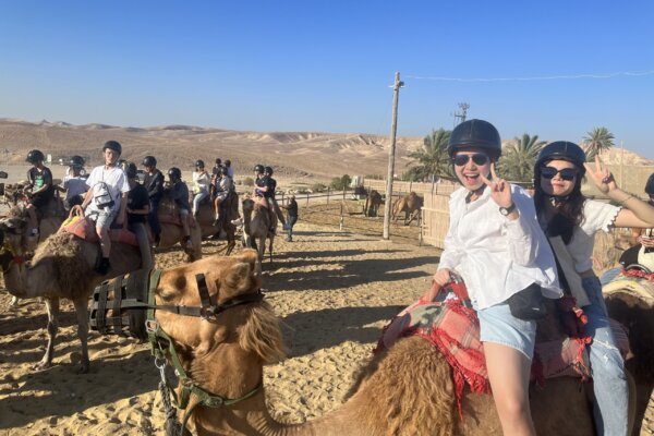 在Judaean desert騎駱駝